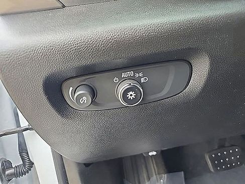 Used 2023 Chevrolet Traverse LT image 21