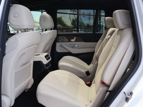 Used 2025 Mercedes-Benz GLS 450 4MATIC image 17