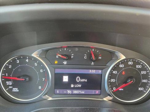 Used 2023 GMC Acadia SLT image 11