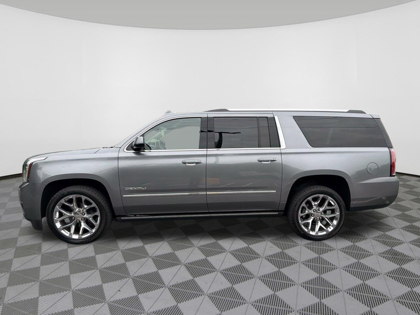 Used 2020 GMC Yukon XL Denali w/ Denali Premium Package AWD/4WD image 4