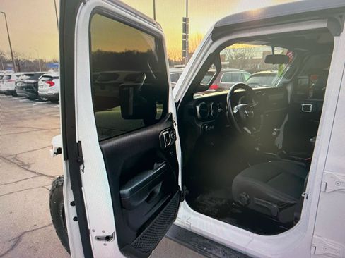 Used 2018 Jeep Wrangler Unlimited Sport S AWD/4WD image 9