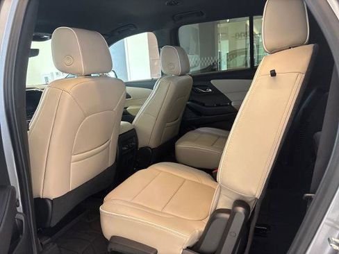 Used 2023 Chevrolet Traverse Premier FWD image 10