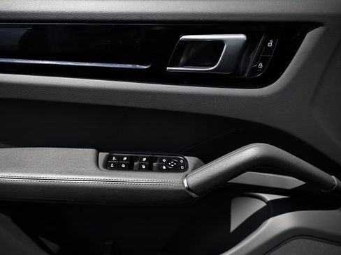 Used 2022 Porsche Cayenne Platinum Edition image 18