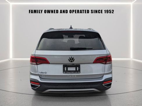Certified 2022 Volkswagen Taos SE image 4