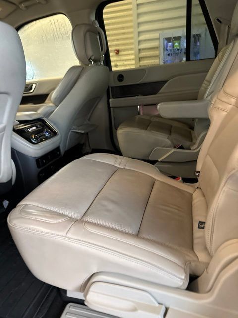 Used 2019 Lincoln Navigator L Select RWD image 9