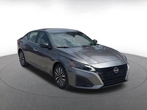 Used 2025 Nissan Altima 2.5 SV FWD image 3