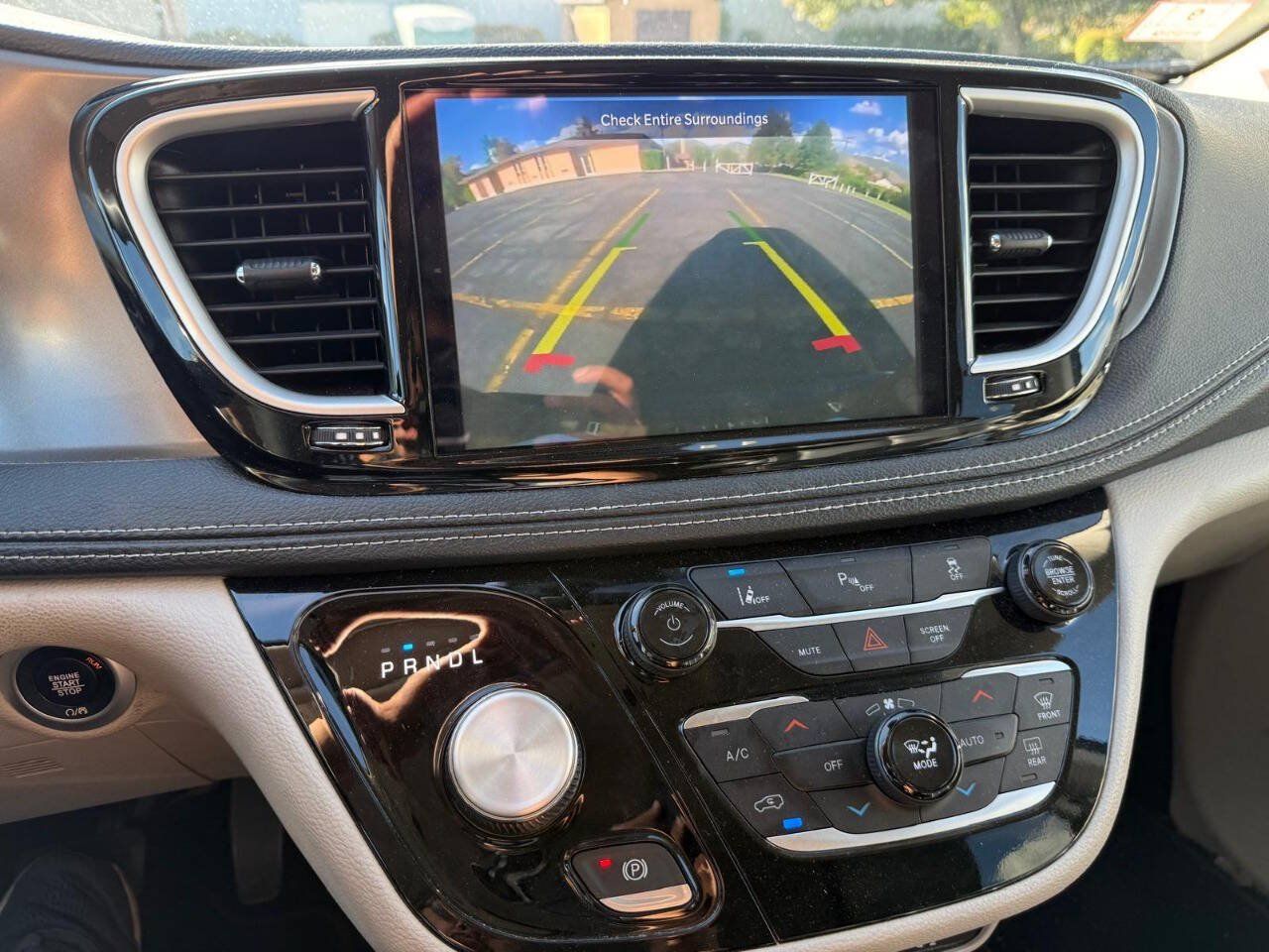 Used 2023 Chrysler Pacifica Touring-L FWD image 12