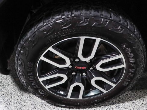 Used 2024 GMC Sierra 1500 AT4 w/ Technology Package AWD/4WD image 11