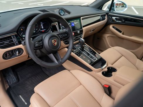 Used 2025 Porsche Macan image 4