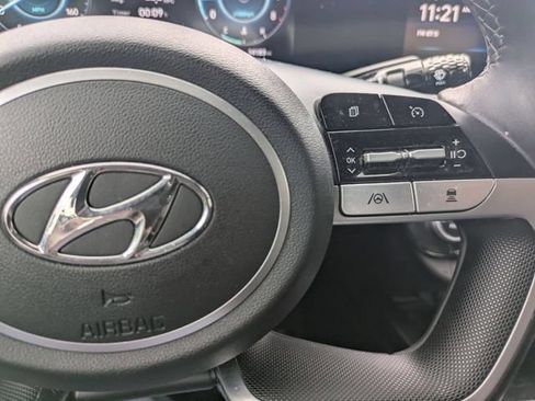 Used 2022 Hyundai Elantra Limited FWD image 5