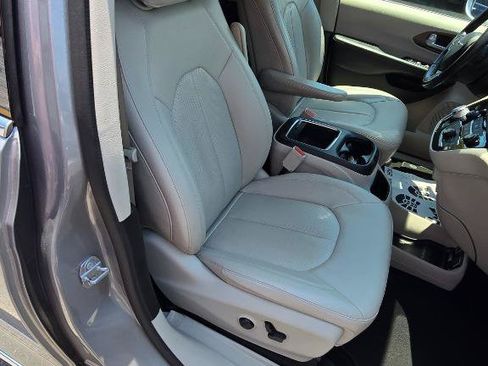 Used 2018 Chrysler Pacifica Touring-L Plus FWD image 19