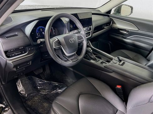 Used 2025 Toyota Grand Highlander AWD image 10