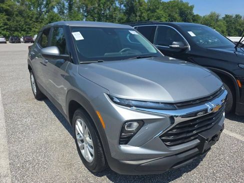 Used 2024 Chevrolet TrailBlazer LS w/ LS Convenience Package FWD image 3