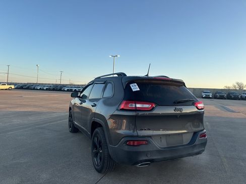 Used 2018 Jeep Cherokee Latitude w/ Altitude Package image 16