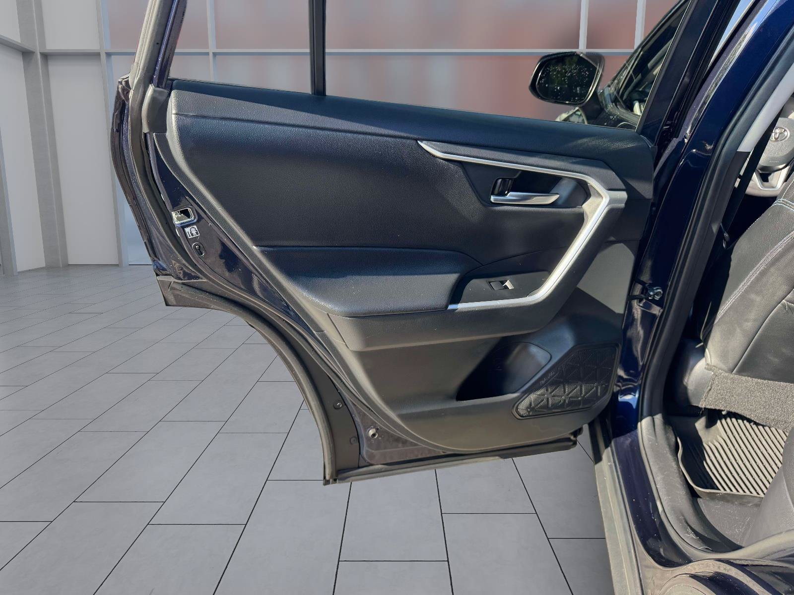 Used 2020 Toyota RAV4 XLE w/ Convenience Package AWD/4WD image 18