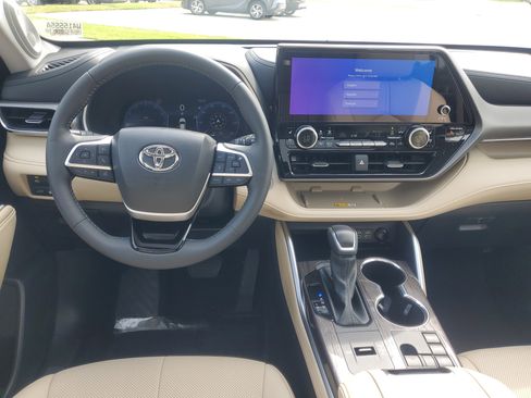 Certified 2025 Toyota Highlander Limited FWD image 11