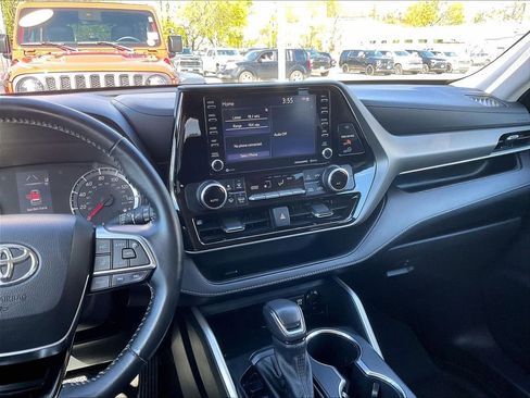Used 2021 Toyota Highlander LE AWD/4WD image 18