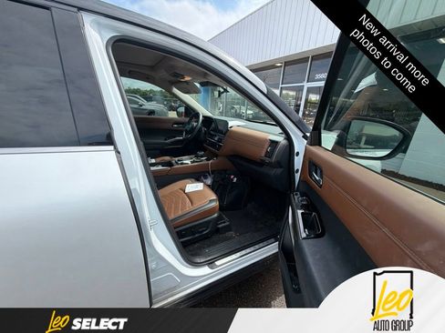 Used 2025 Nissan Pathfinder Platinum AWD/4WD image 8