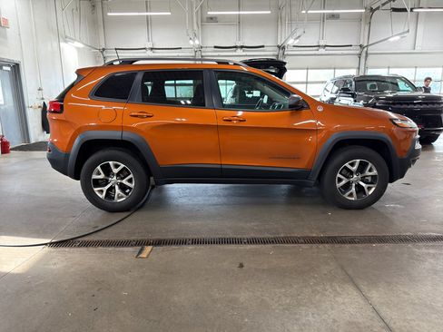 Used 2016 Jeep Cherokee Trailhawk w/ Comfort/Convenience Group AWD/4WD image 4