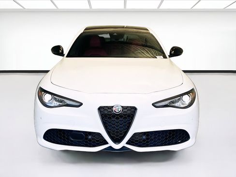 Used 2023 Alfa Romeo Giulia Veloce RWD image 2