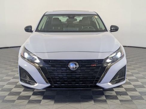 Used 2023 Nissan Altima 2.5 SR w/ SR Premium Package image 3