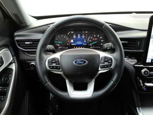 Used 2023 Ford Explorer Limited w/ Limited Technology Package RWD image 38