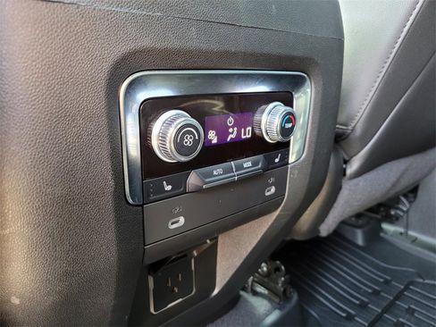 Used 2022 GMC Yukon SLT w/ SLT Luxury Package image 15