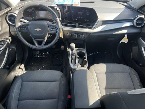 Used 2024 Chevrolet Trax LS w/ LS Convenience Package FWD image 3
