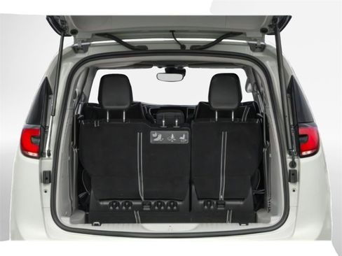 New 2023 Chrysler Pacifica Limited w/ Uconnect Theater Family Group image 16