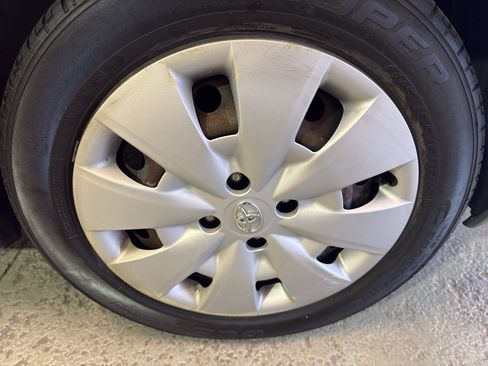 Used 2011 Toyota Yaris 4-Door Hatchback w/ Convenience Pkg FWD image 35