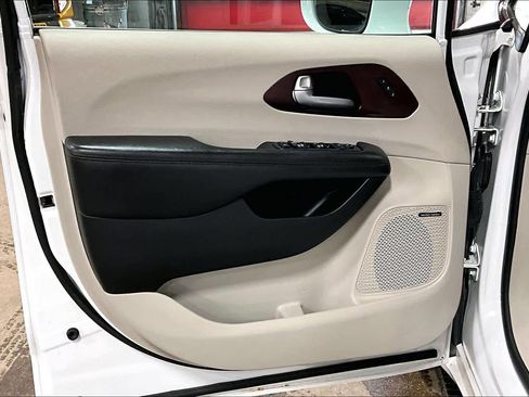 Used 2017 Chrysler Pacifica Limited image 21