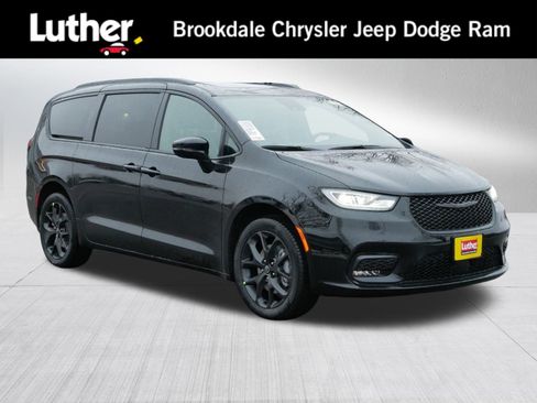 New 2026 Chrysler Pacifica Limited image 1