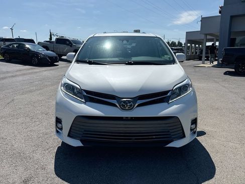 Used 2020 Toyota Sienna Limited Premium w/ Carpet Mat Package FWD image 8