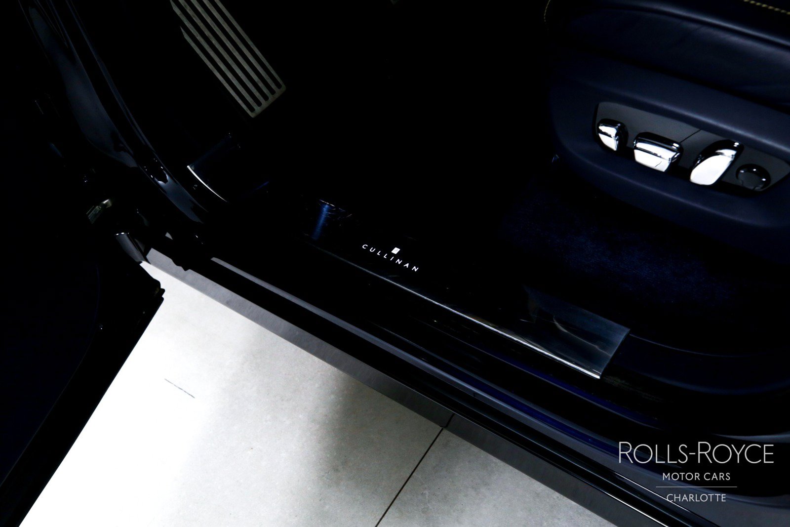 Certified 2025 Rolls-Royce Cullinan AWD/4WD image 17