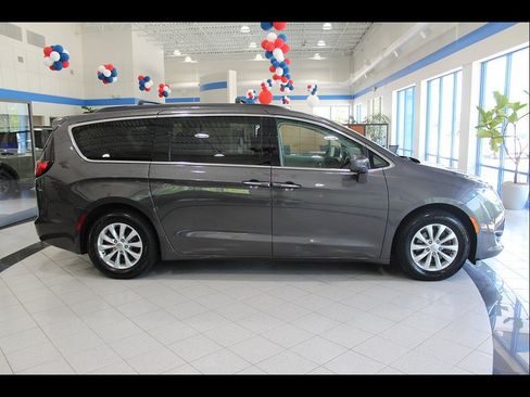 Used 2018 Chrysler Pacifica Touring Plus FWD image 4
