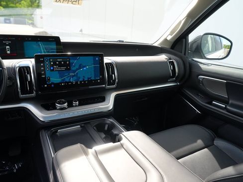 Used 2025 Ford Expedition Platinum w/ Driver's Package AWD/4WD image 21