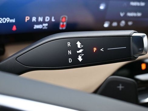 Used 2025 Buick Enclave Preferred w/ Power Package image 19