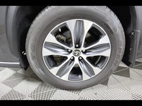 Used 2024 Toyota Highlander XLE AWD/4WD image 39