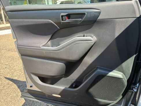 Used 2025 Toyota Highlander LE FWD image 18