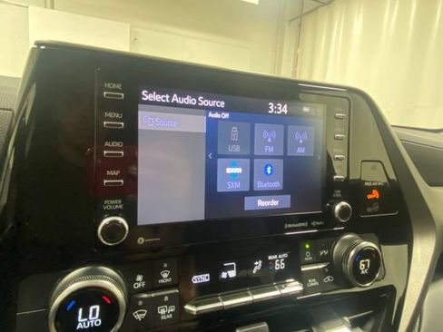 Used 2021 Toyota Highlander LE AWD/4WD image 20