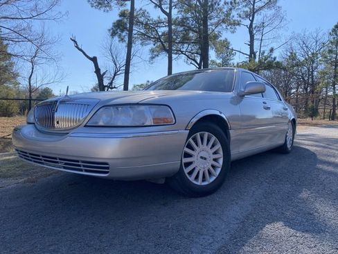 Used 2005 Lincoln Town Car Signature image 2