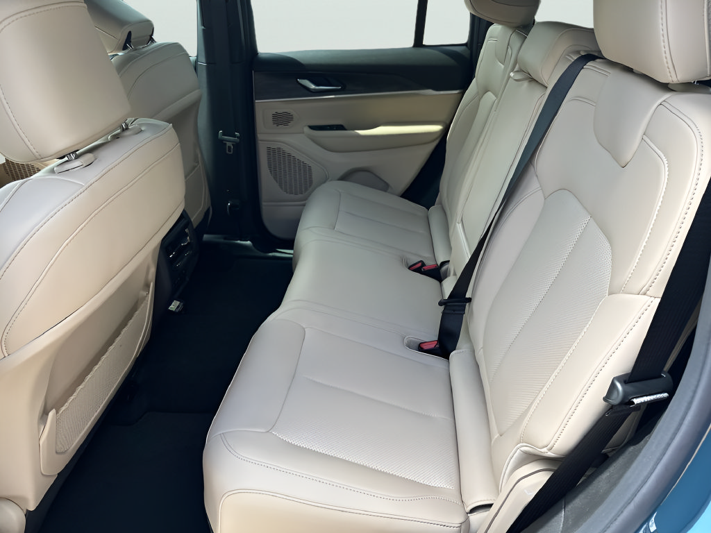 New 2026 Jeep Grand Cherokee Limited w/ Luxury Tech Group II RWD image 36