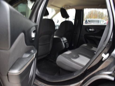 Used 2016 Jeep Cherokee Sport image 20