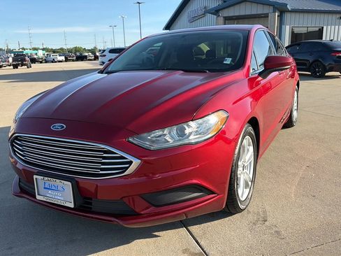 Used 2018 Ford Fusion SE w/ Fusion SE Technology Package FWD image 2