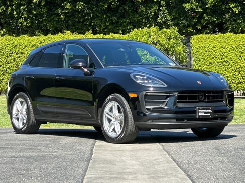 Certified 2025 Porsche Macan AWD/4WD image 10