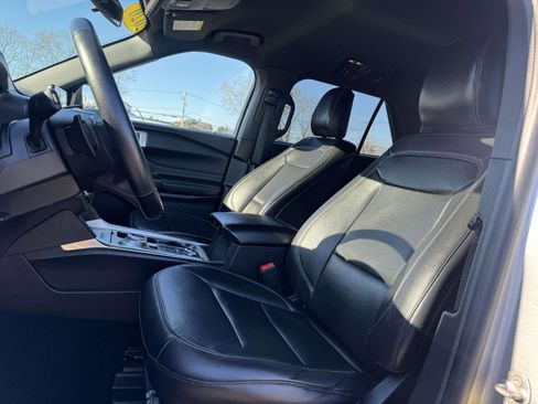 Used 2020 Ford Explorer XLT w/ Equipment Group 202A image 13