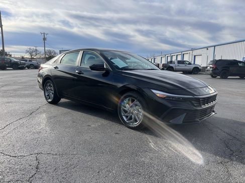 Used 2024 Hyundai Elantra SEL image 4