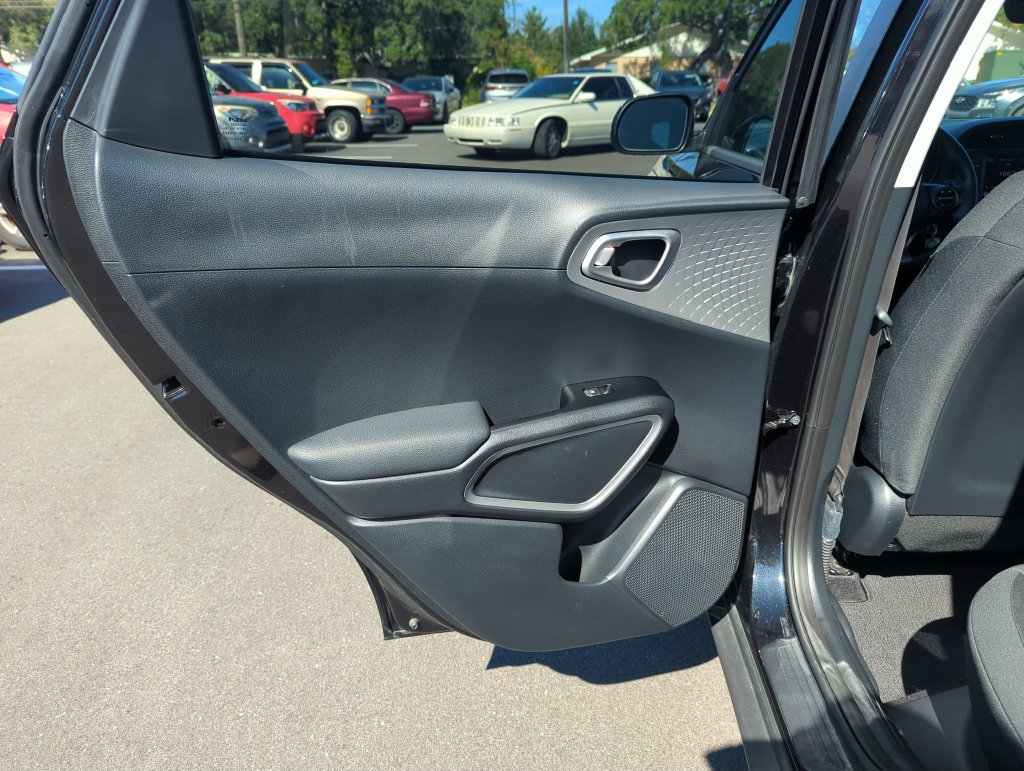 Used 2025 Kia Soul LX FWD image 29
