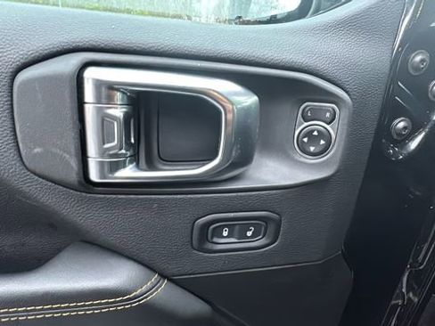 Used 2025 Jeep Wrangler Unlimited Sahara image 13