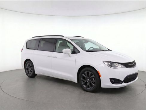Used 2023 Chrysler Pacifica Limited w/ Uconnect Theater Family Group FWD image 2